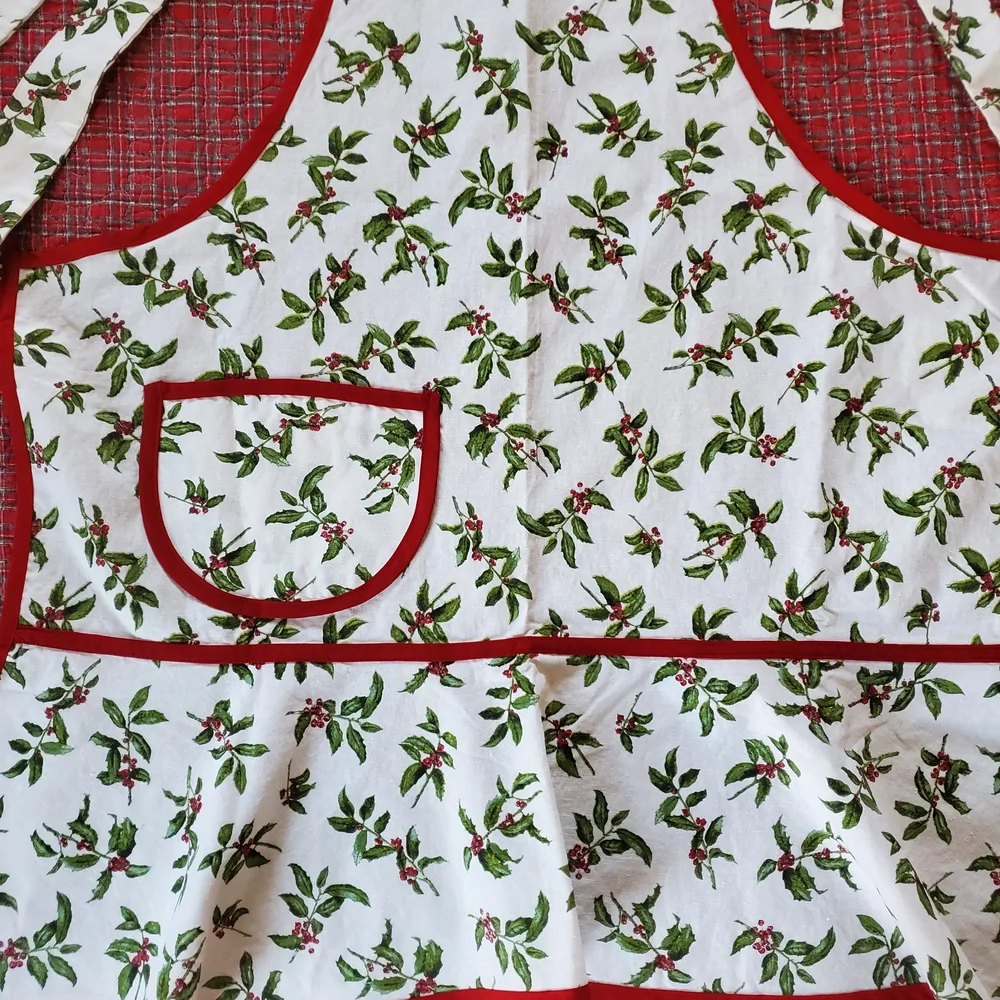Williams Sonoma Festive Apron with Red and Green Holly Design NWOT